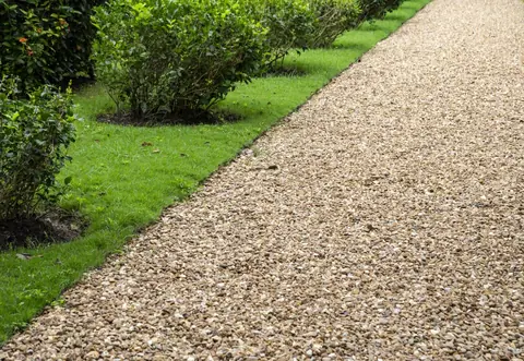 Fixer les graviers durablement : solutions et techniques